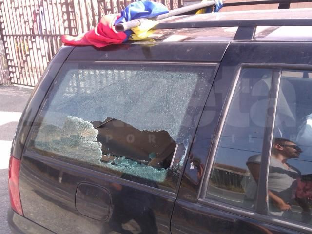 Az egyik román drukker állítja, az autója szélvédőjét a magyar szurkolók törték be a sörösüveges dobálás során (Fotó: gsp.ro)