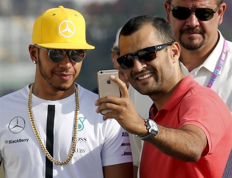 Lewis Hamiltont szeretik a brazilok, már régi emlék a 2008-as idényzáró (Fotó: Reuters)