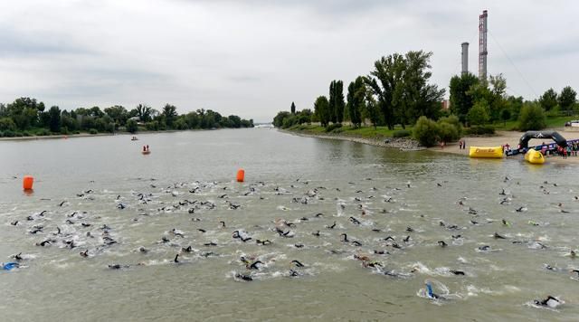 Az 1.9 km-es úszást a Kopaszi gáton tudták le a versenyzők (Fotó: MTI/Illyés Tibor)