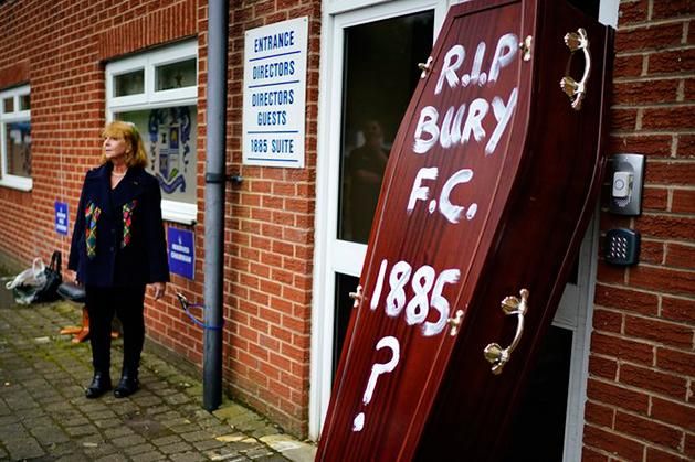 Az 1885-ben alapított Bury FC a megszűnés szélén (Fotó: Twitter/BBC)
