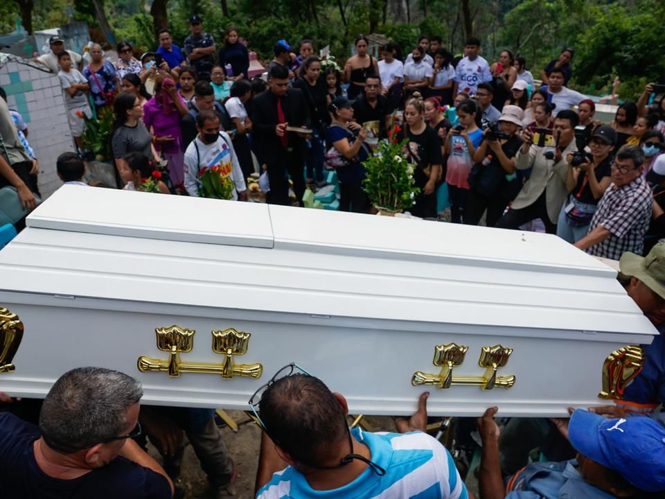 Nagy tömeg részvételével temették el a salvadori stadionkatasztrófa áldozatait (Fotó: Getty Images)