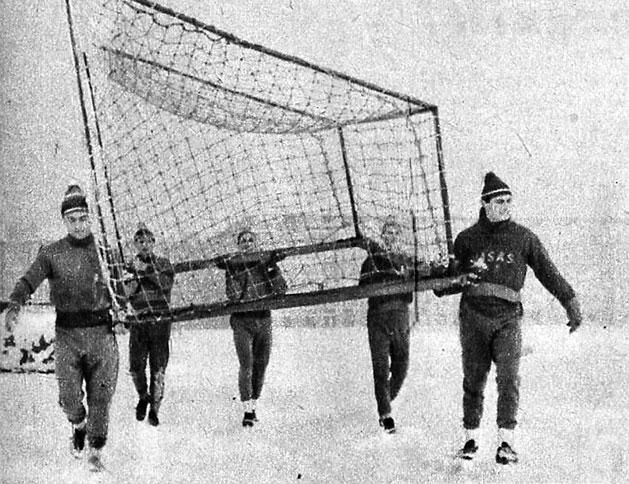 Az itthoni első havas edzésen Sárosi László (balra) és Bakos Sándor hozza a kaput