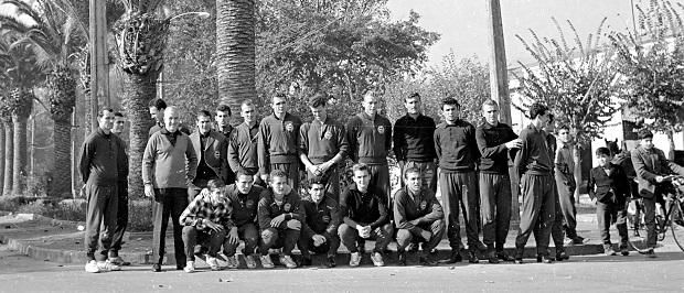 1962. május 27.: az első vb-meccs előtt négy nappal a magyar küldöttség tagjai a chilei Rengo városának pálmafái alatt (Fotó: Imago Images)