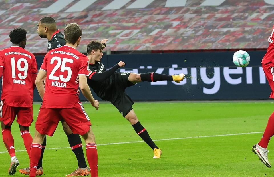 Schick tanítanivaló kapáslövésével szerzett vezetést a Leverkusen (Fotó: AFP)