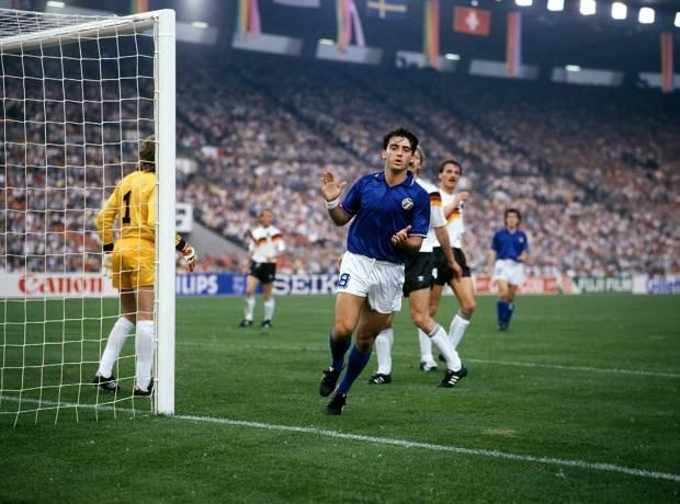 Roberto Mancini rúgta az 1988-as Európa-bajnokság első gólját (Fotó: Imago Images)