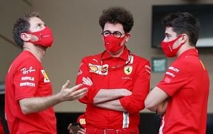 2020: tanácstalanság a köbön – Vettel, 
Mattia Binotto csapatfőnök és Charles Leclerc 
(Fotó: Getty Images)