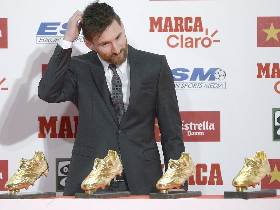 Lionel Messi és az eddigi öt Aranycipőjéből négy (Fotó: AFP)