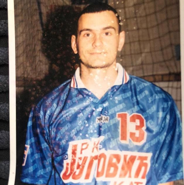 1994
„18 évesen a jugoszláv élvonalban szereplő Jugovics Kacs együttesében, ahol többek között öcsémmel, Miloraddal és Sterbik Árpáddal is együtt játszottam.”