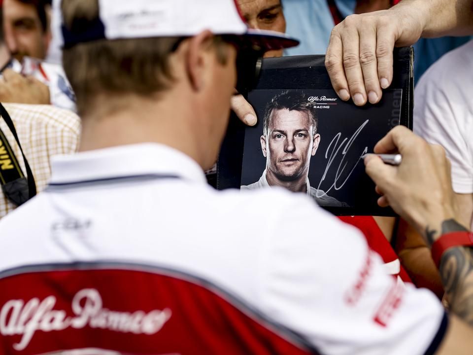 Räikkönen remek szereplése nehéz helyzetbe hozhatja Giovinazzit (Fotó: AFP)