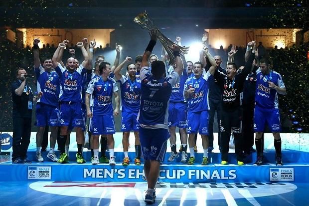 Csokoládénap: a 2014-es EHF-kupa-döntőben hét góllal segítette a Szegedet,  az emelvény jobb szélén Ilyés Ferenc, a trófeát barátja, Vadkerti Attila tartja