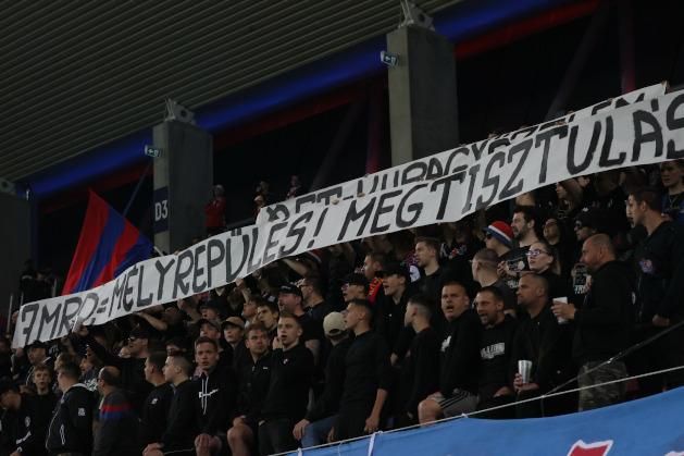 A fanatikus fehérvári szurkolók mást nem tehettek, mint hogy transzparensen üzentek a lelátóról a csapatnak, majd próbálták levetetni a játékosokkal a Vidi-mezt – de nem sikerült... (Fotó: Dömötör Csaba)