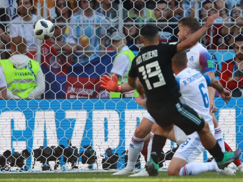 Agüero fordul, lő, gól (Fotó: AFP)