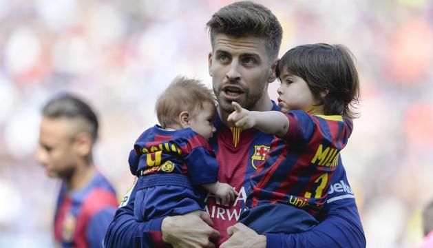 Piqué a gyermekeivel, Milan az idősebb (Fotó: Bleacherreport.com)