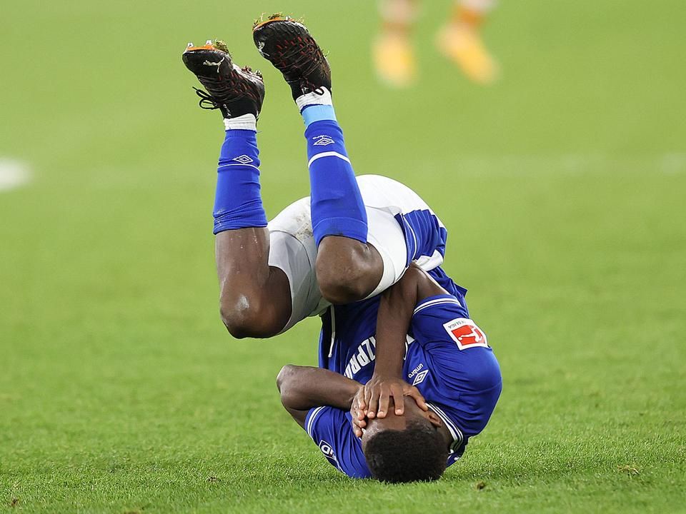 Hamza Mendilt olyan pózban kapta el a fotós, ami jól jellemzi csapata, a Schalke idényét (Fotó: AFP)