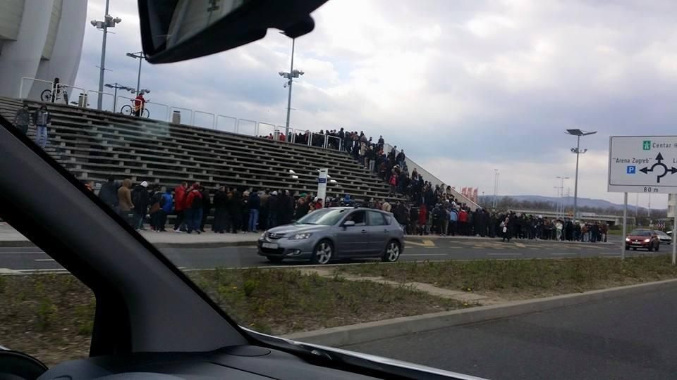 Több száz méteren keresztül kígyózott a sor a zágrábi aréna körül (Fotók: Facebook/RK Zagreb)