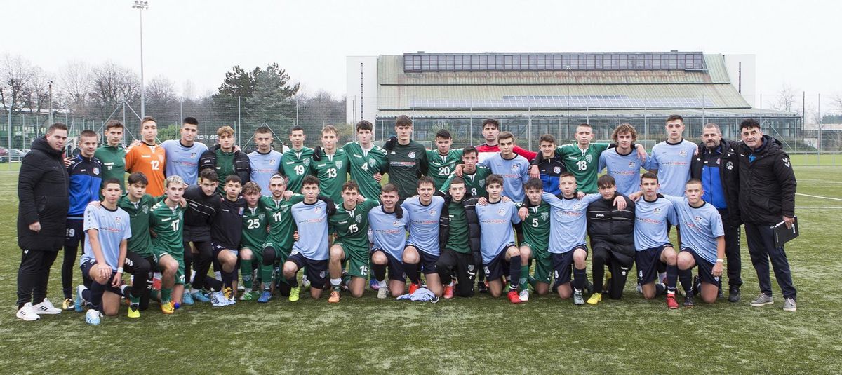 Közös fénykép a Pénzügyőr és az FC Cool U19-es csapatainak budapesti felkészülési mérkőzése után (Fotó: Pénzügyőr SE)