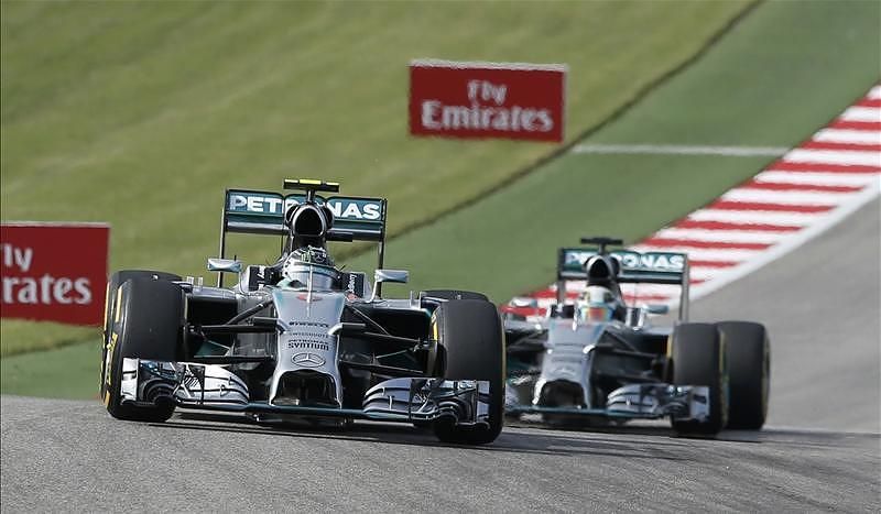 Hamilton tapad Rosbergre, talán a hibájára vár