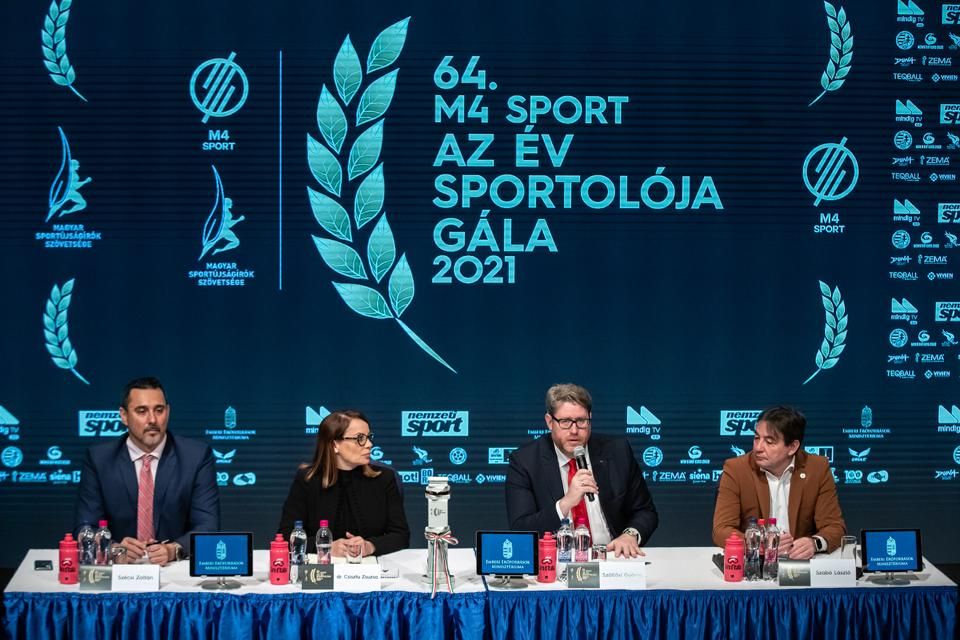 Balról jobbra: Szécsi Zoltán, Csisztu Zsuzsa, Szöllősi György és Szabó László (Fotó: Árvai Károly)