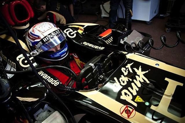 Pankok, ha egyszer találkoznak: Kimi a Daft Punk-os Lotusban (Forrás: lotusf1team.com)