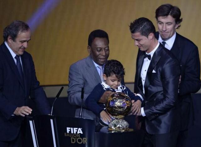 Pele összezavarodott: az Aranylabda helyett saját gyermekét próbálta átadni Ronaldónak
