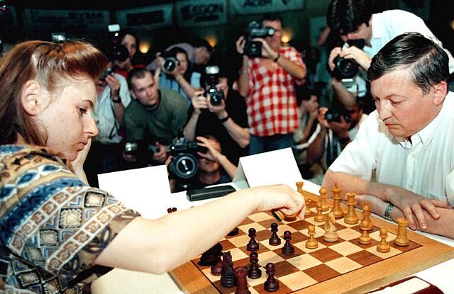 Polgár Judit 1998-ban az akkori világbajnok, Anatolij Karpov ellen(Fotó: Action Images)