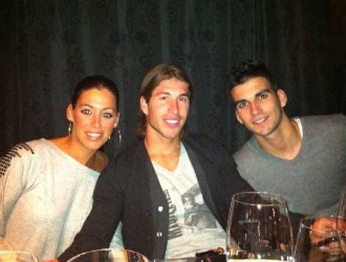 Együtt a vacsorán Ramos a lánytestvérével és az unokatestvérével (forrás: Sergio Ramos twitteroldala)