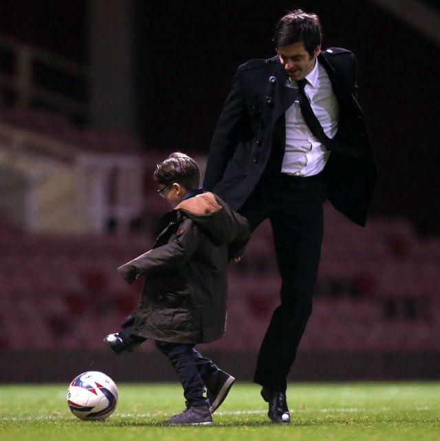 Hamisítatlan apa-fia móka: az Arsenal-drukker O’Sullivan és ifjabb Ronnie a pályán „egykapuzott” (Forrás: itv.com)