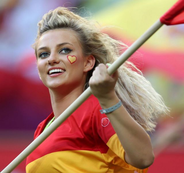 A spanyol szépség reméli, hogy július 1-én is lesz miért lengetni a zászlót (Fotó: euro2012girls.com)