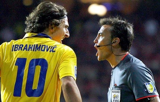 Ibrahimovic (balra) nem volt kibékülve Mejuto González döntéseivel (Fotó: Reuters)