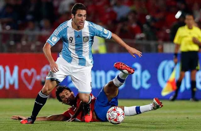 Gonzalo Higuaín (9) nagy és három pontot érő gólt szerzett Chile ellen (Fotó: Reuters)
