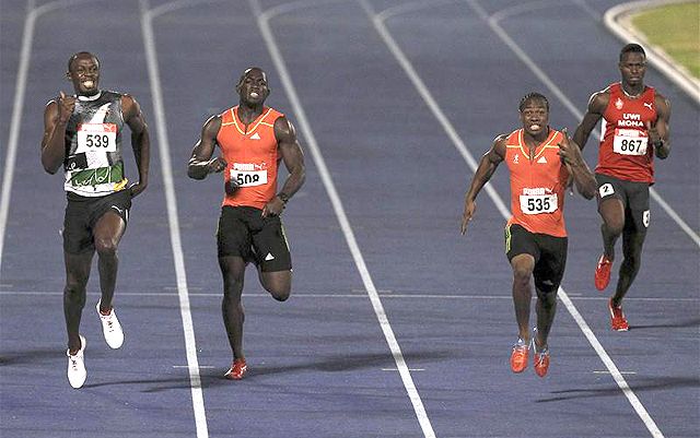 Bolt (balra) 100 m után 200 m-en is kikapott Blake-től (jobbról a második)
