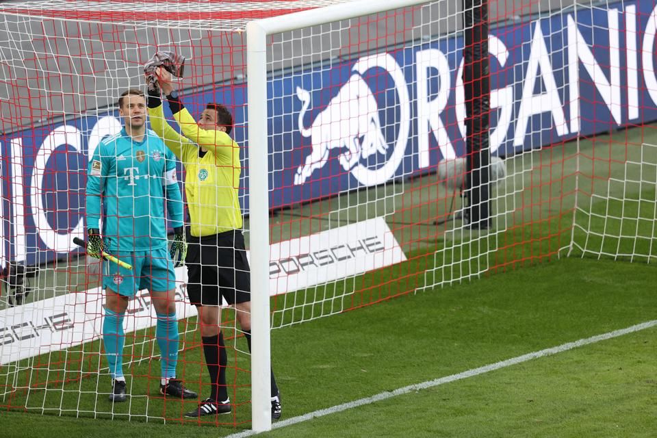 Neuer ezermester a törülközőjével javít, de az asszisztensnek nem tetszik (Fotó: AFP)