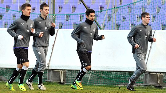 Az újpesti játékosok a stadionban futottak... (Fotó: Mirkó István)