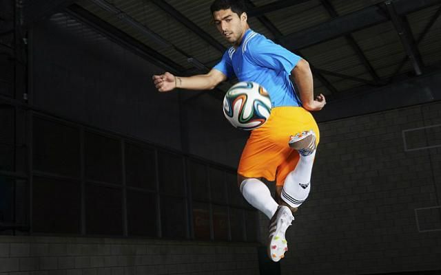 Suárez spéci, kötött cipője az MU ellen debütál (Fotó: dailymail.co.uk)