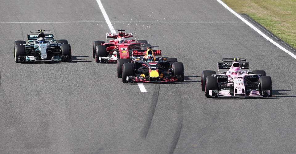 Esteban Ocon egy Ferrari, egy Red Bull és egy Mercedes előtt a Force Indiával – a francia egy híján az összes idei futamon pontot szerzett