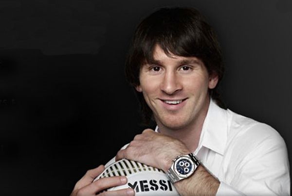 Lionel Messi itt éppen egy Audemars Piguet márkájú órát népszerűsít