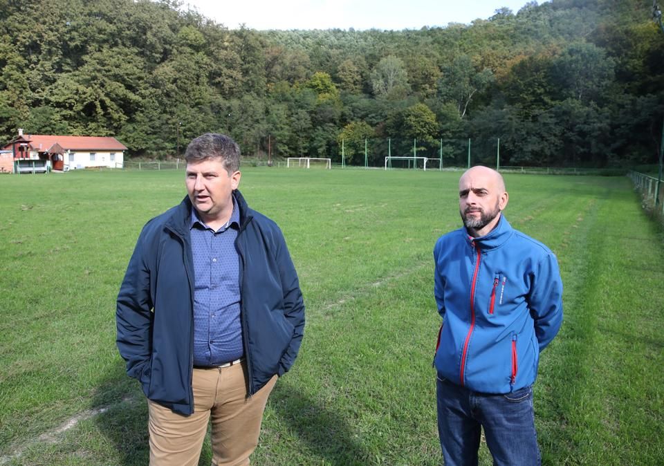 Kormos Krisztián polgármester (balra) és Tankó Roland egyesületi elnök egyelőre hiába keresi a megoldást (Fotó: Földi Imre)