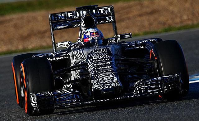 Ricciardo és Red Bull-Renault-ja a pályán