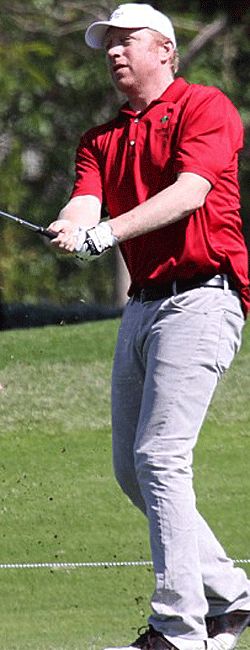 A golfütő is jól áll Becker kezében (Fotó: Daily Mail)
