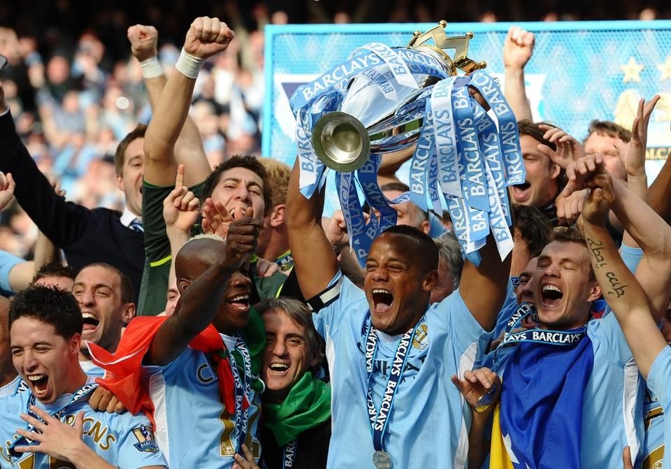 Kompany 2012-ben már csapatkapitányként emelhette magasba a Premier League győztesének járó serleget (Fotó: AFP)
