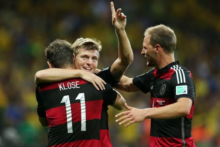 Toni Kroos mutatja: első helyen a német válogatott (Fotó: Action Images)