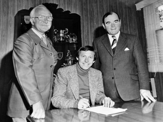 1974: Ferguson aláírta szerződését a St. Mirren klubjánál