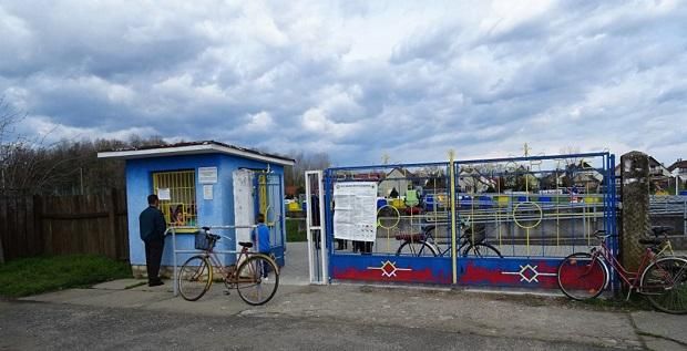 Klasszikus bejárati környezet egy megyei bajnoki mérkőzés helyszínén (Fotó: magyarfutball.hu)