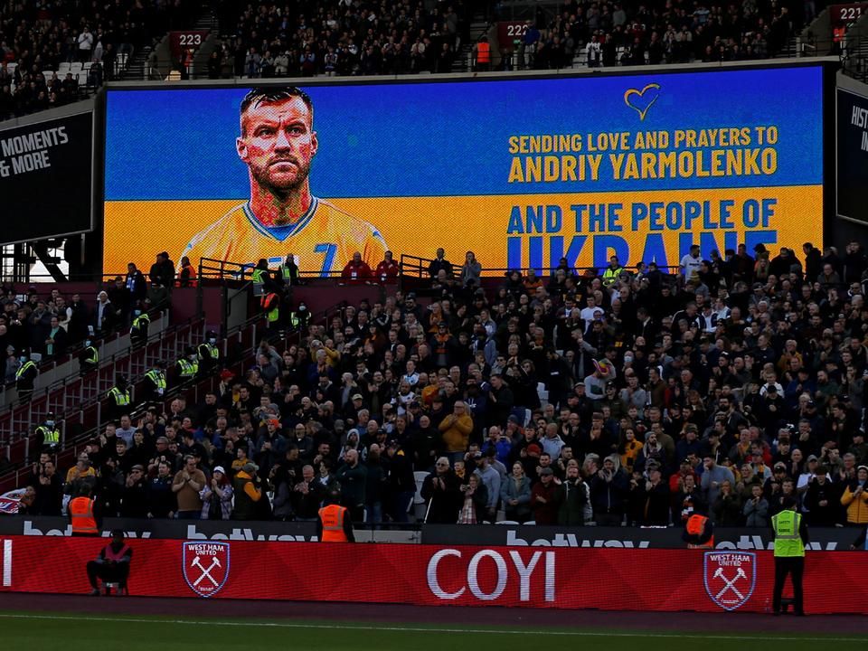 Andrij Jarmolenkót és Ukrajnát támogató felirat a West Ham legutóbbi mérkőzésén – a kínai nézők nem láthatnak hasonlókat a hétvégén (Fotó: AFP)