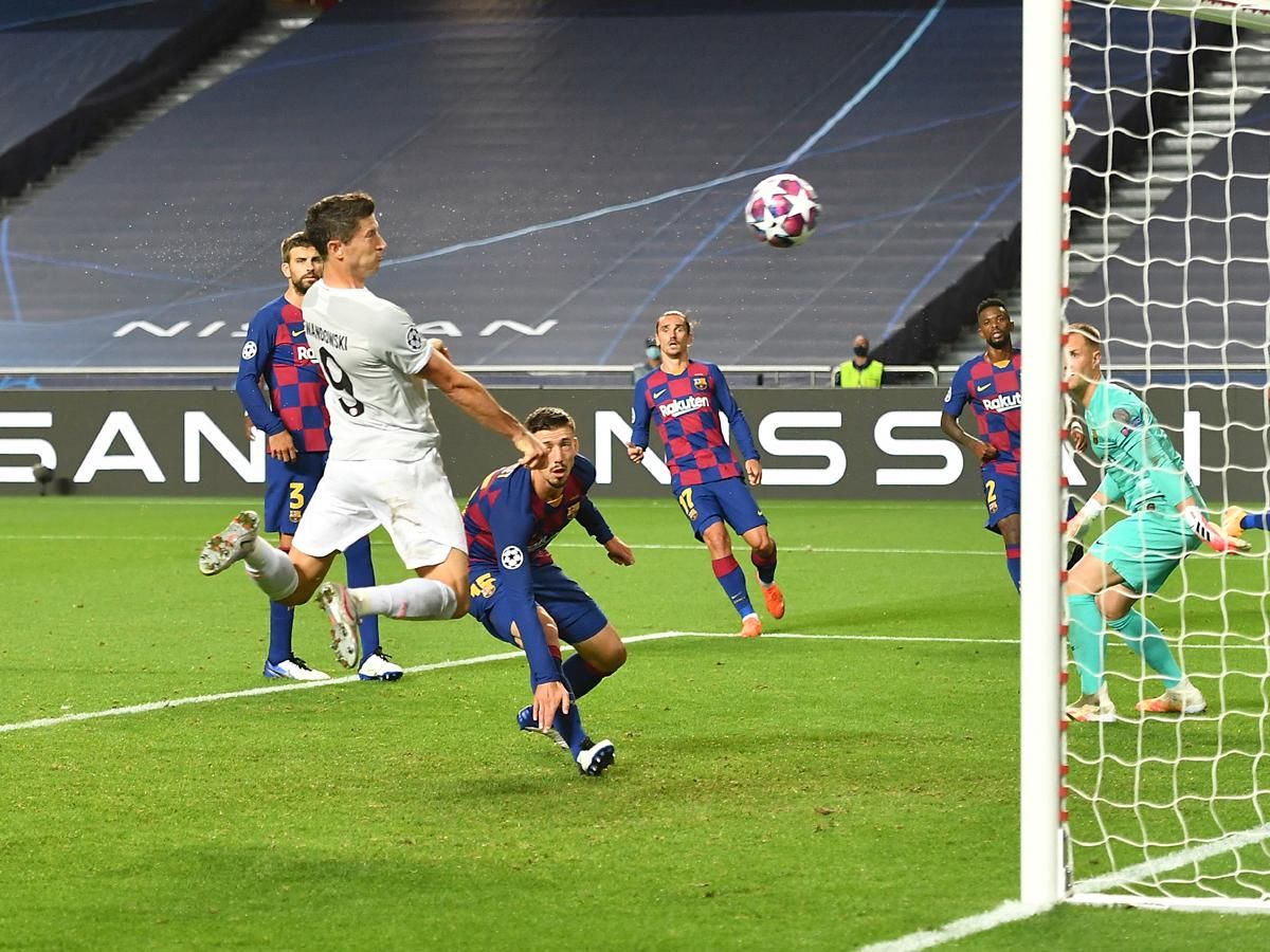 Lewandowski gólt fejel a Barcelonának a Bajnokok Ligája 2019–2020-as kiírása negyeddöntőjében (Fotó: AFP)