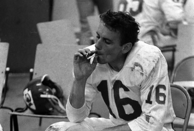 Az első Super Bowl szünetében – A Kansas City Chiefs irányítója, Len Dawson rágyújtott egy cigire. Három évvel később 
visszatért a Super Bowlba, megnyerte együttesével, ő pedig a legértékesebb játékos lett (Fotó: Twitter)