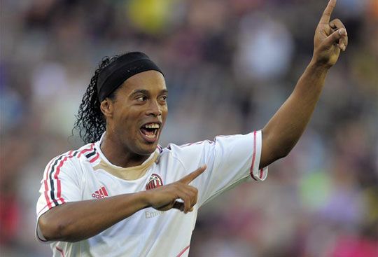 Az AC Milant erősítő Ronaldinho a katalán szurkolók  szeretetét élvezve térhetett vissza a Camp Nouba
(Fotó: Action  Images)