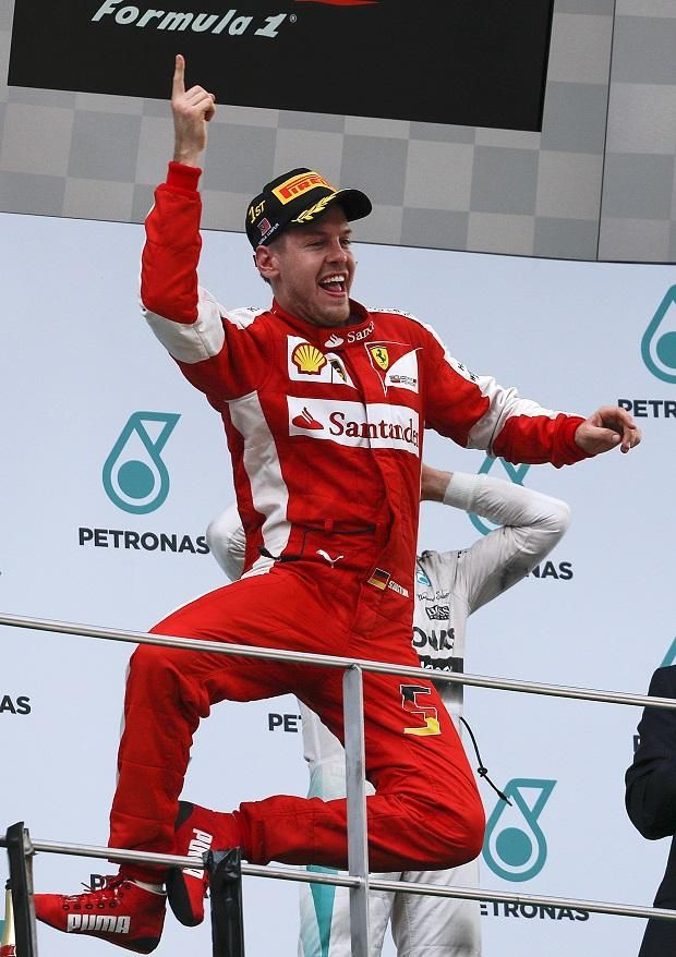 2015. március 29., Sepang: Vettel a Ferrarival aratott első futamgyőzelmét ünnepli (Fotó: AFP)
