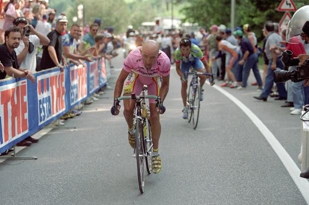 Marco Pantani egyedülálló éve volt az 1998-as: megnyerte a Giro D'Italiát (képünkön rózsaszín trikóban) 
és a Tour de France-ot is (Fotó: Imago Images)