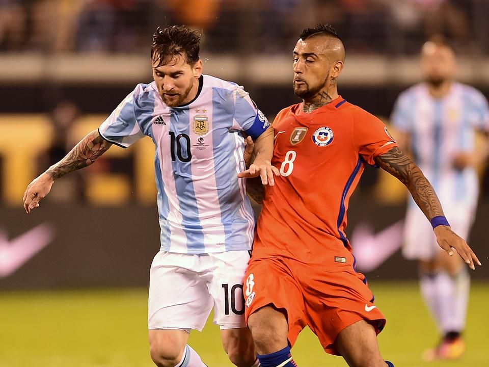 Vidal a Copa Américán sem kímélte Messit, amikor ő őrizte az argentin zsenit (Fotó: AFP)